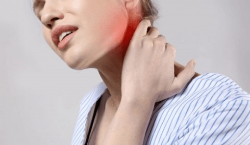 Con osteocondrosis, aparece el dolor en el cuello y los hombros