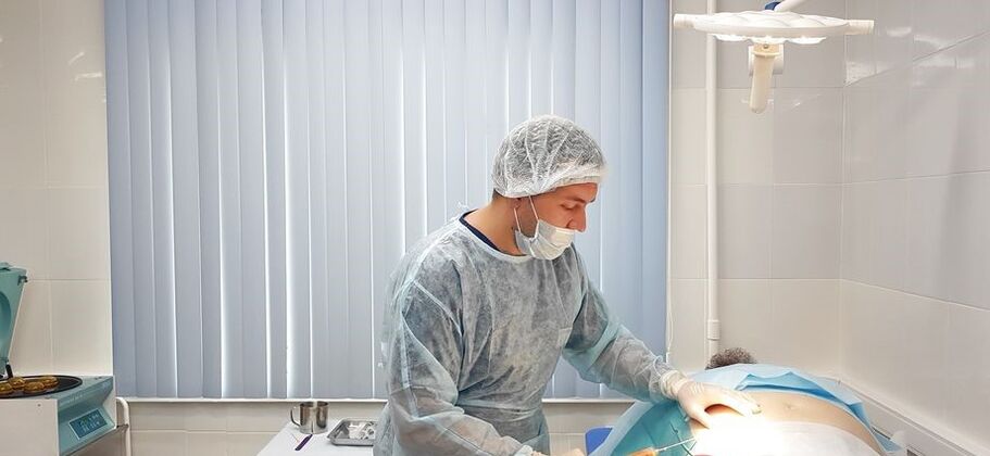 muestreo de tejido adiposo para el tratamiento SVF de la osteoartritis de la articulación de la rodilla