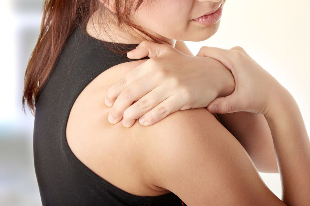 La osteocondrosis cervical puede ir acompañada de dolor de hombro.