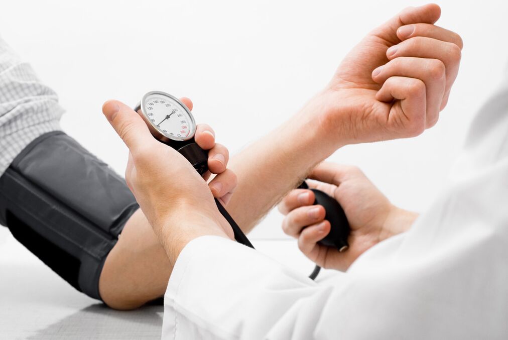Si no se trata la osteocondrosis, aparecerán problemas con la presión arterial.