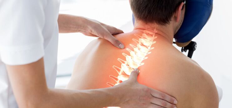Un paciente con osteocondrosis examinado por un médico.