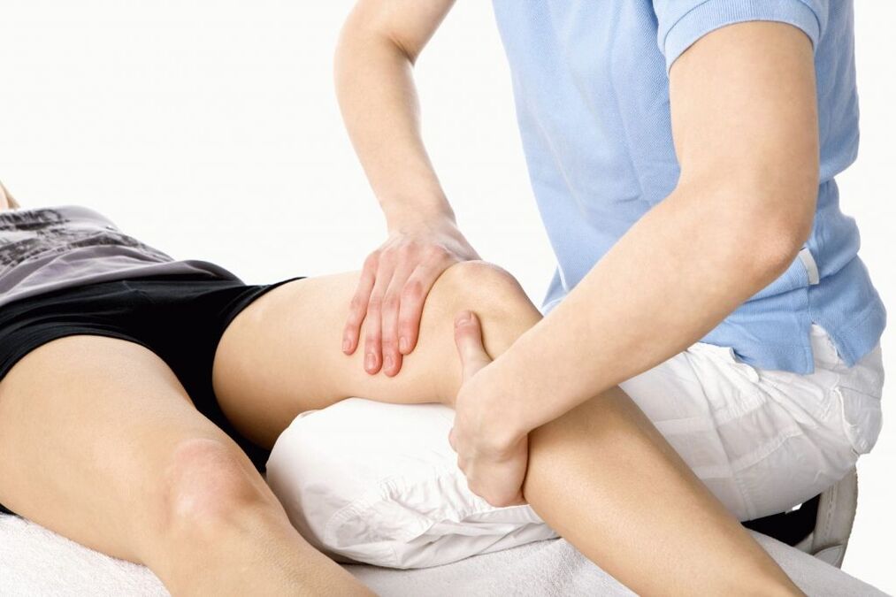 Masaje terapéutico para la artrosis de la articulación de la rodilla.