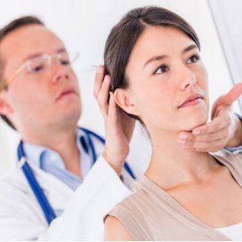El neurólogo examina a un paciente que tiene dolor de cuello.