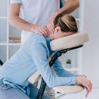 Sesión de tratamiento manual para el dolor de cuello.