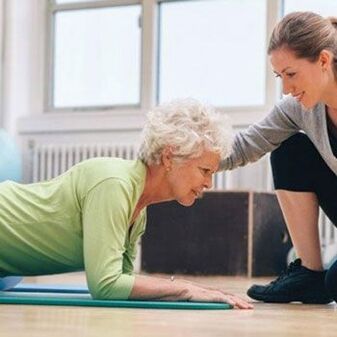 Terapia de ejercicios para aliviar la tensión muscular en la columna cervical.